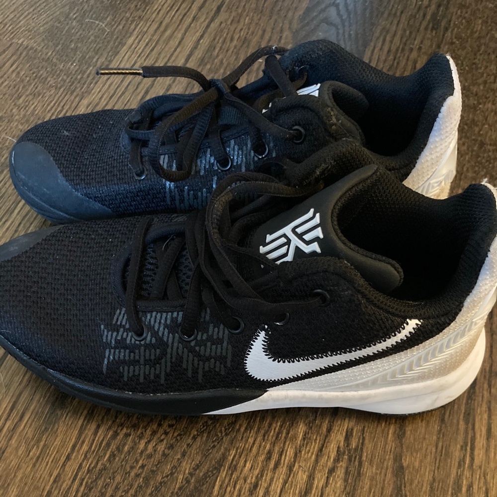 Kyrie Irving basket ball shoes